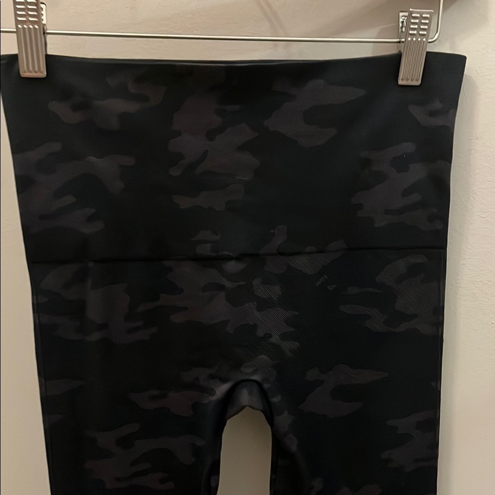 SPANX Camo Leggings Size Medium